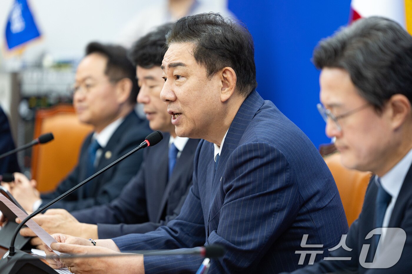 본문 이미지 - 김병기 더불어민주당 원내대표가 16일 서울 여의도 국회에서 열린 원내대책회의에서 모두 발언을 하고 있다. 2025.9.16/뉴스1 ⓒ News1 유승관 기자