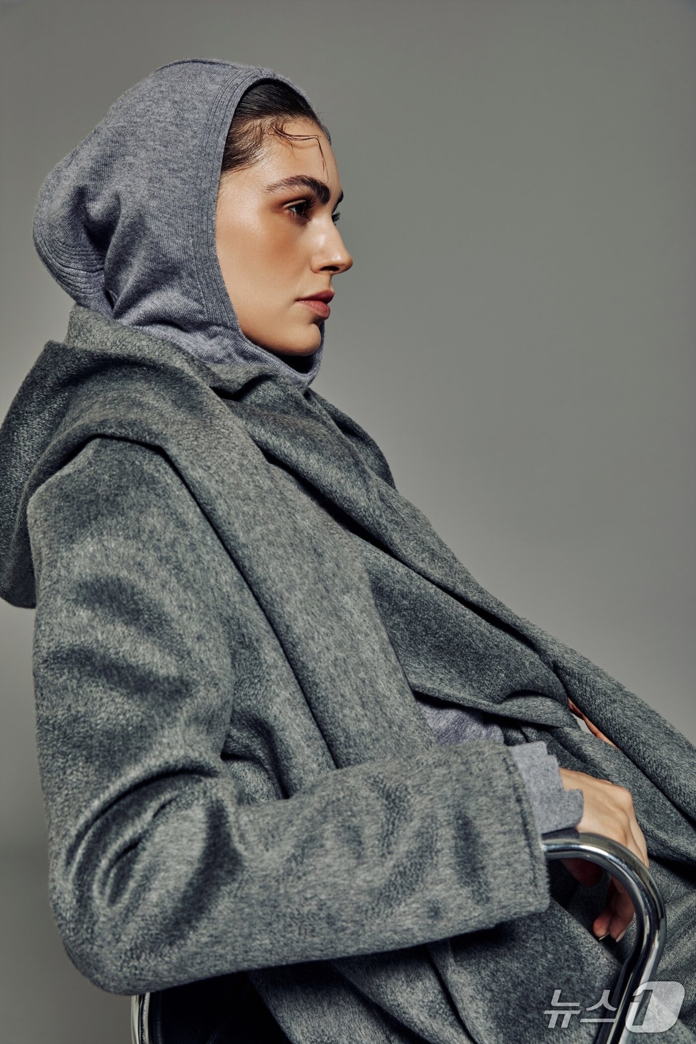 본문 이미지 - 글로벌세아그룹 계열사인 S&A의 존스가 'UNDONE BREEZE'라는 테마의 FW25 캠페인을 공개했다. (글로벌세아그룹 제공)