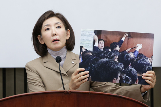 나경원 '경기지사 불출마'→與 김병주 "빠루로 휜 못 뽑듯 羅 뽑아내야"