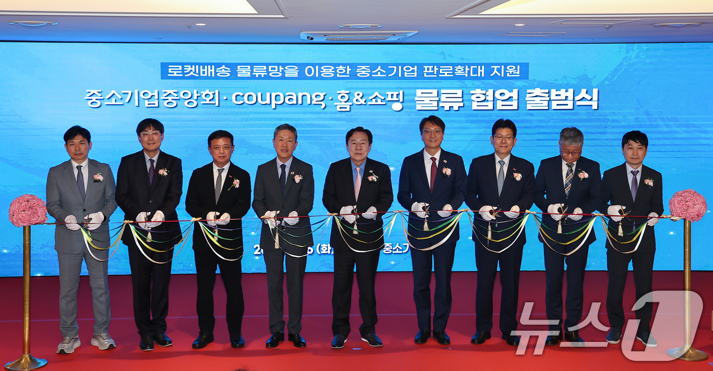 (서울=뉴스1) 김도우 기자 = 김기문 중소기업중앙회장, 박대준 쿠팡 대표이사, 문재수 홈&쇼핑 대표이사가 16일 서울 영등포구 중소기업중앙회에서 열린 '중소기업중앙회·coupan …