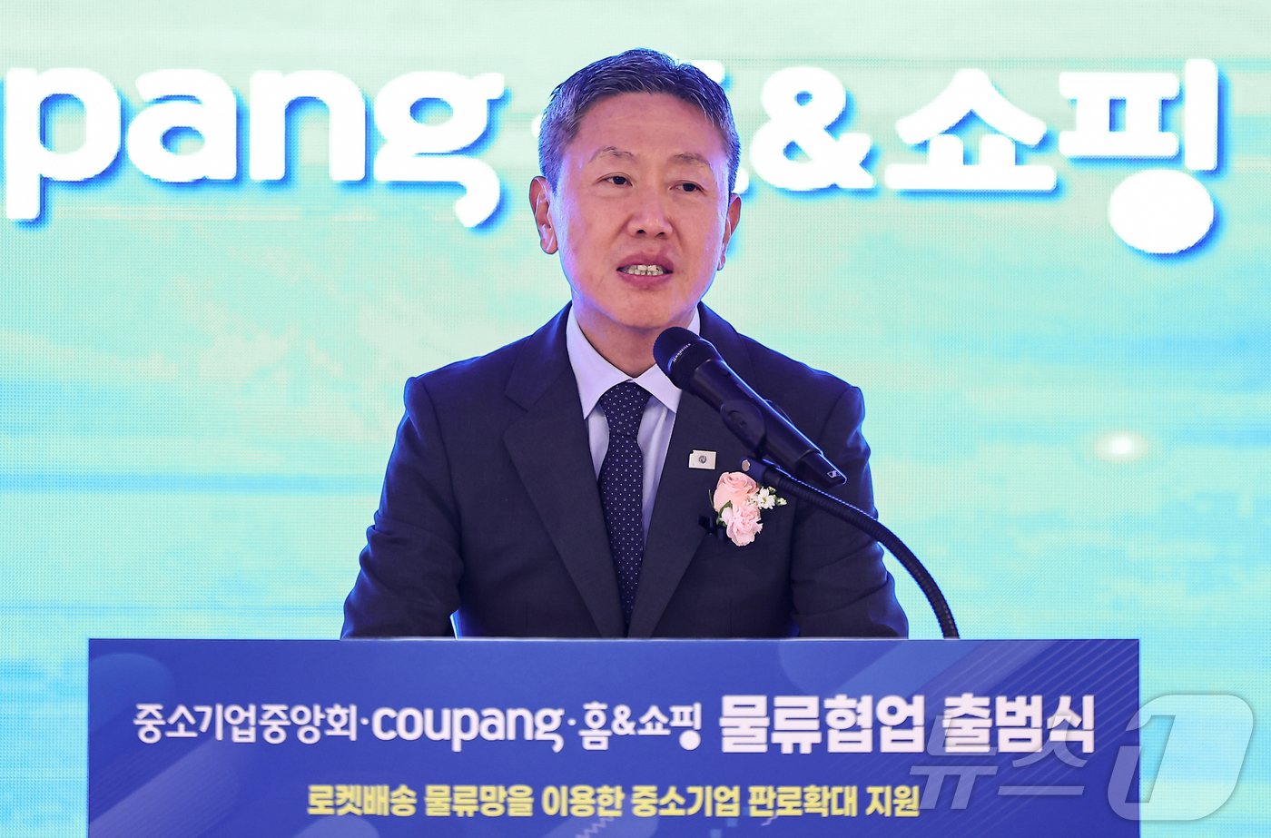 (서울=뉴스1) 김도우 기자 = 문재수 홈&쇼핑 대표이사가 16일 서울 영등포구 중소기업중앙회에서 열린 '중소기업중앙회·coupang·홈&쇼핑 물류협업 출범식'에 참석해 인사말을 …