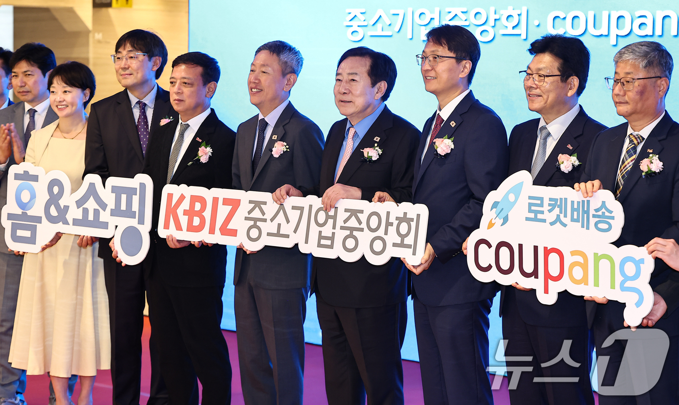 (서울=뉴스1) 김도우 기자 = 김기문 중소기업중앙회장, 박대준 쿠팡 대표이사, 문재수 홈&쇼핑 대표이사가 16일 서울 영등포구 중소기업중앙회에서 열린 '중소기업중앙회·coupan …