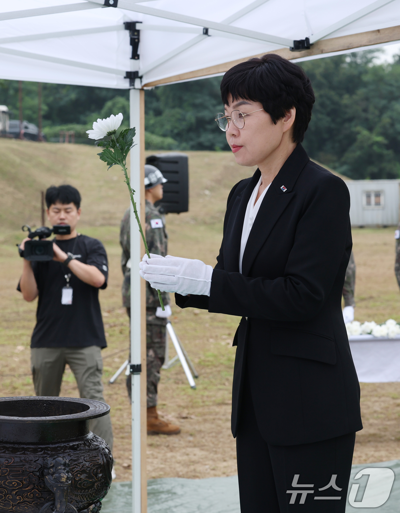 (의왕=뉴스1) 김영운 기자 = 이향숙 경기남부보훈지청장이 16일 오전 경기 의왕시 모락산 유격장에서 열린 '6·25 전사자 호국영웅 유해발굴 개토식'에서 헌화를 하고 있다.이번 …