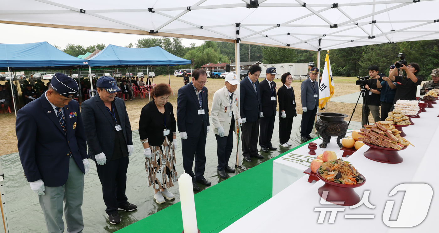 (의왕=뉴스1) 김영운 기자 = 16일 오전 경기 의왕시 모락산 유격장에서 열린 '6·25 전사자 호국영웅 유해발굴 개토식'에서 의왕시 보훈단체 관계자들이 헌화 및 분향을 마치고 …