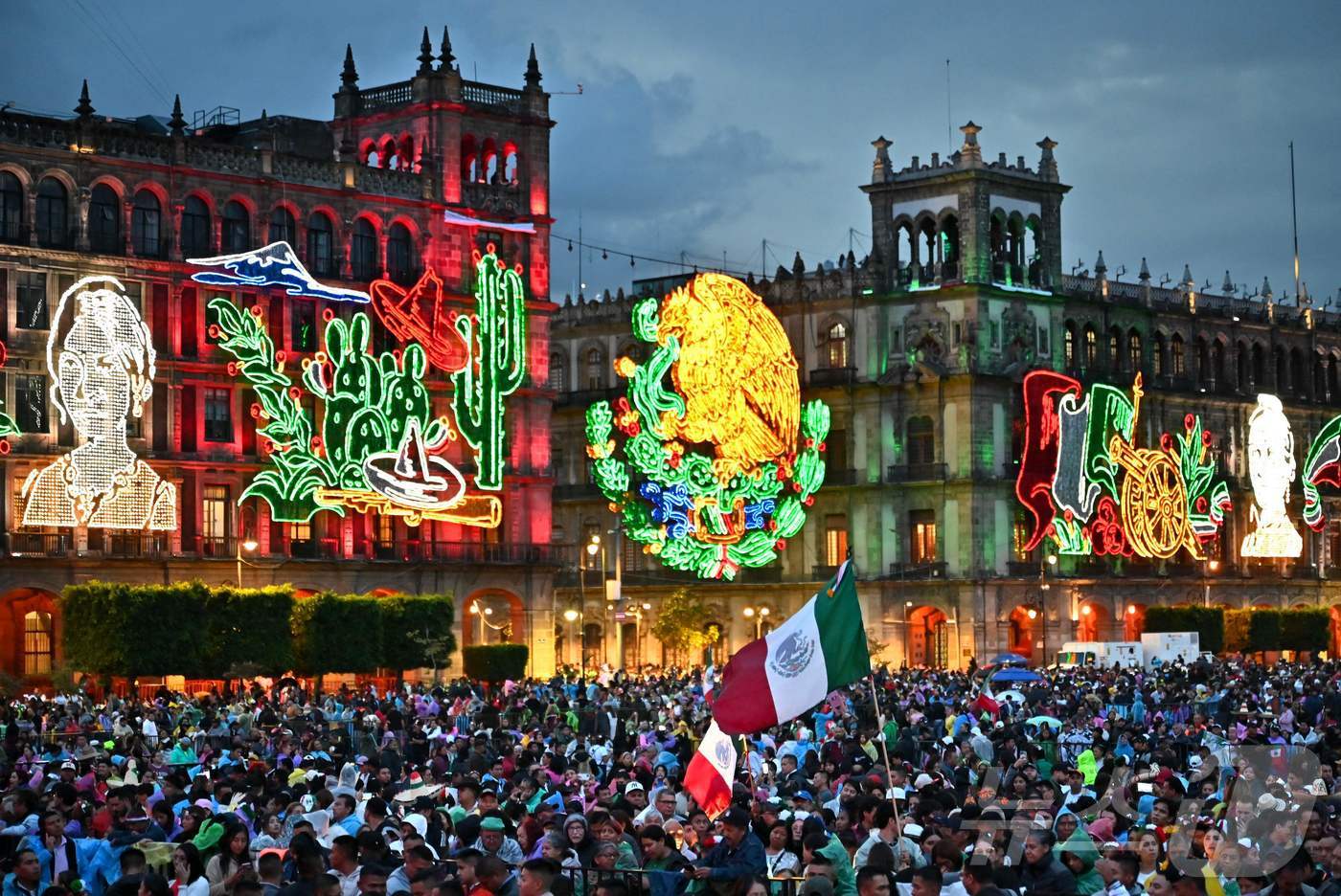 (멕시코 시티 AFP=뉴스1) 권영미 기자 = 15일(현지시간) 멕시코시티 소칼로 광장에서 열린 멕시코 독립기념일 행사 중 시민들이 시위를 벌이고 있다. 이들은 교사들로 교육 정책 …