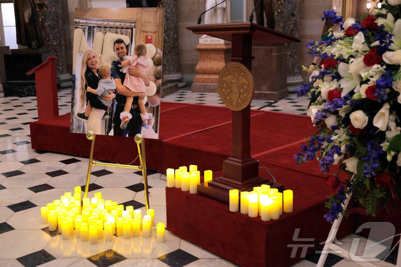 (워싱턴 AFP=뉴스1) 권영미 기자 = 미국 워싱턴 D.C. 미국 국회의사당 내 새추어리홀에서 열린 추모 촛불 집회 이후인 15일(현지시간), 피살된 보수 성향 지도자이자 터닝포 …