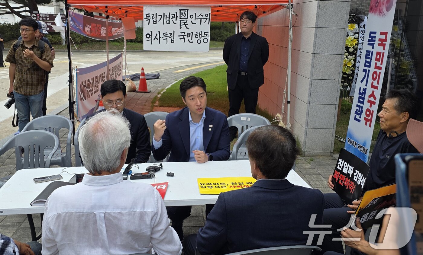 본문 이미지 - 국회정무위원회 소속 더불어민주당 김용만, 이재관, 이정문 의원이 16일 충남 천안 독립기념관을 찾아 관장실 점거 농성 중인 독립후손들과 대화하고 있다. 2025.9.16/뉴스1 ⓒ News1 이동원 기자