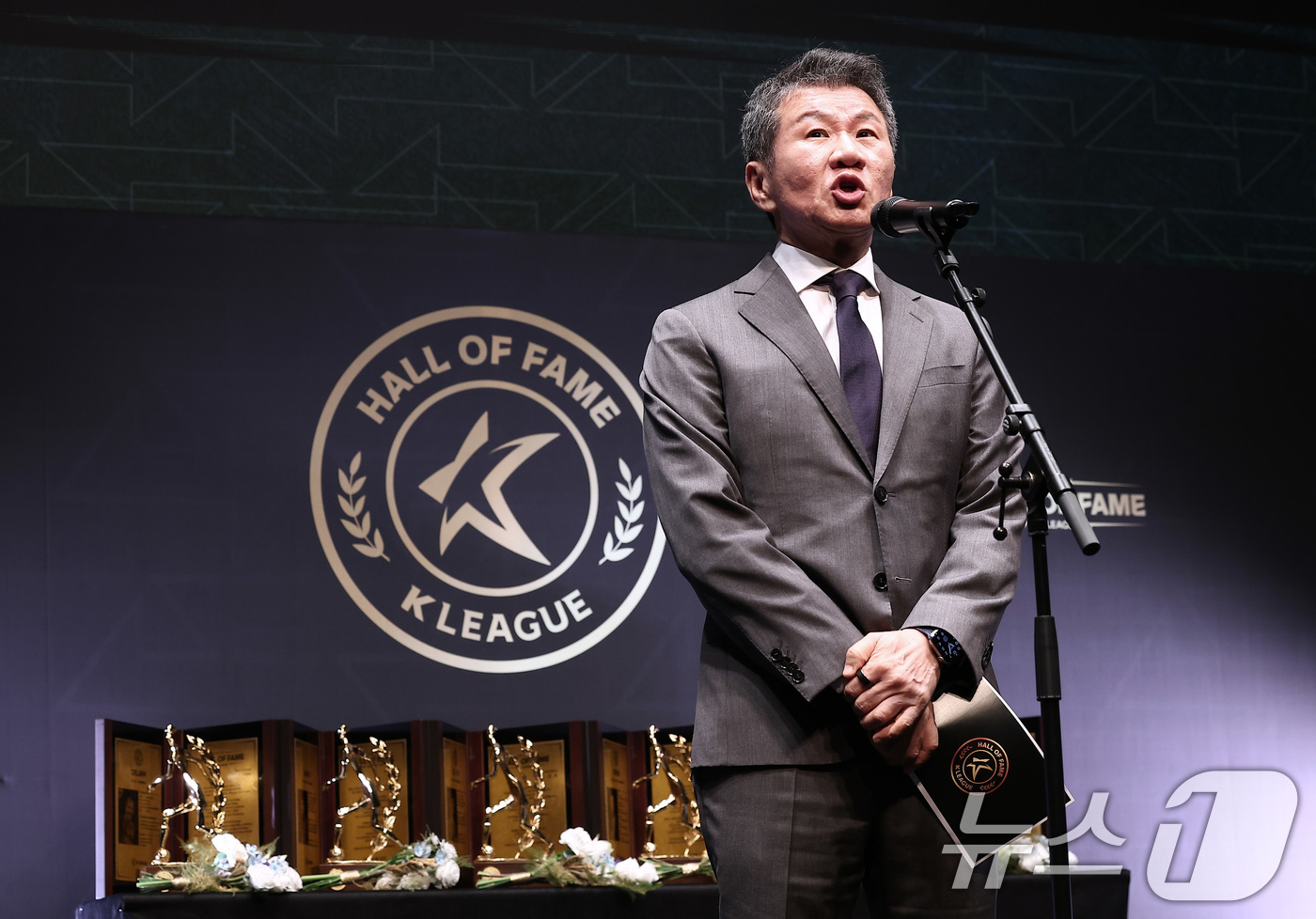 (서울=뉴스1) 김성진 기자 = 정몽규 대한축구협회장이 16일 서울 종로구 아산정책연구원에서 열린 제2회 K리그 명예의 전당 헌액식에서 축사를 하고 있다. 2025.9.16/뉴스1 …