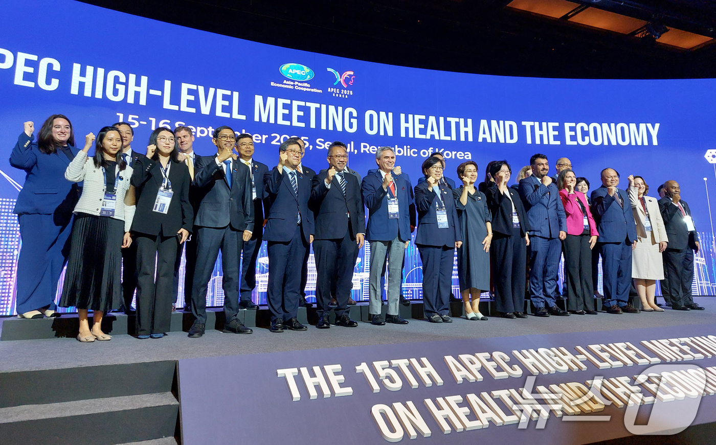 (서울=뉴스1) 김규빈 기자 = 정은경 보건복지부 장관(HLMHE 의장)이 16일 서울 중구 신라호텔에서 열린 제15차 아시아태평양경제협력체(APEC) 보건과경제 고위급회의에서 2 …