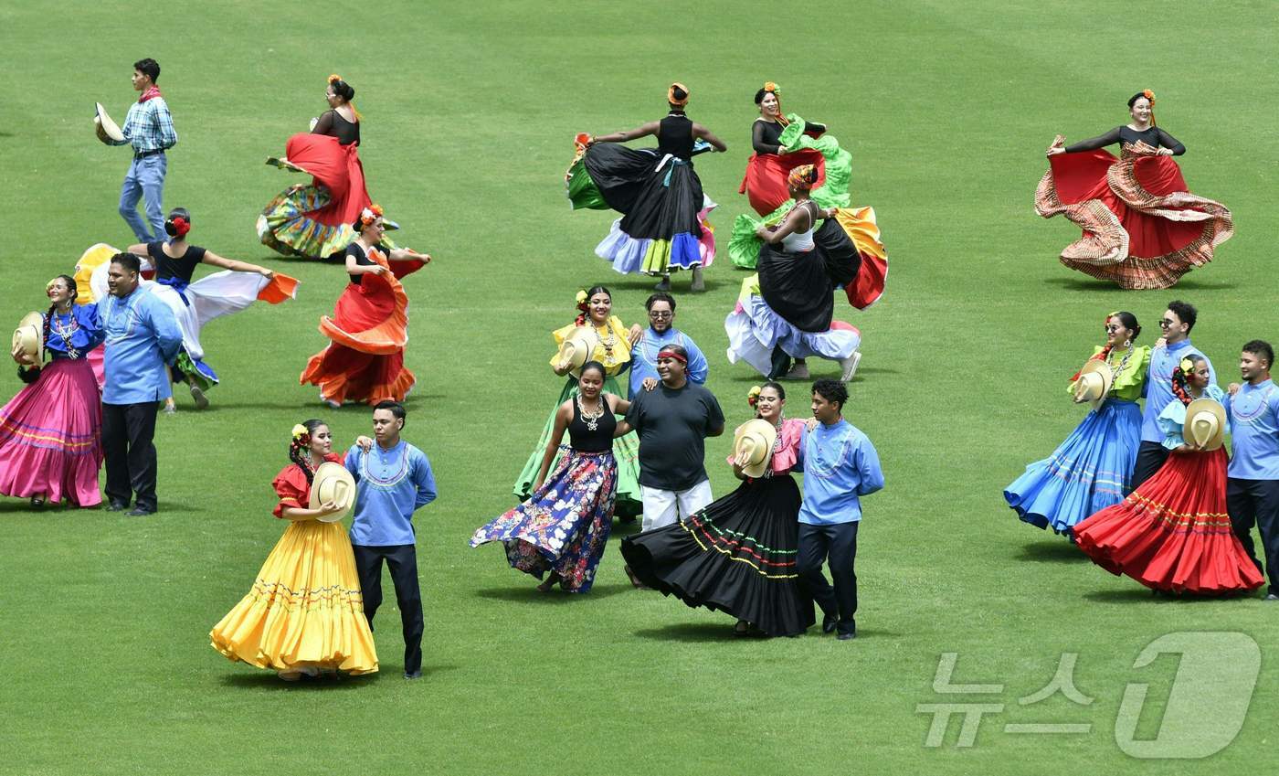 (테구시갈파 AFP=뉴스1) 권영미 기자 = 15일(현지시간) 온두라스 수도 테구시갈파에서 열린 독립 204주년 기념 퍼레이드에서 온두라스의 민속 무용단들이 춤을 추고 있다.202 …