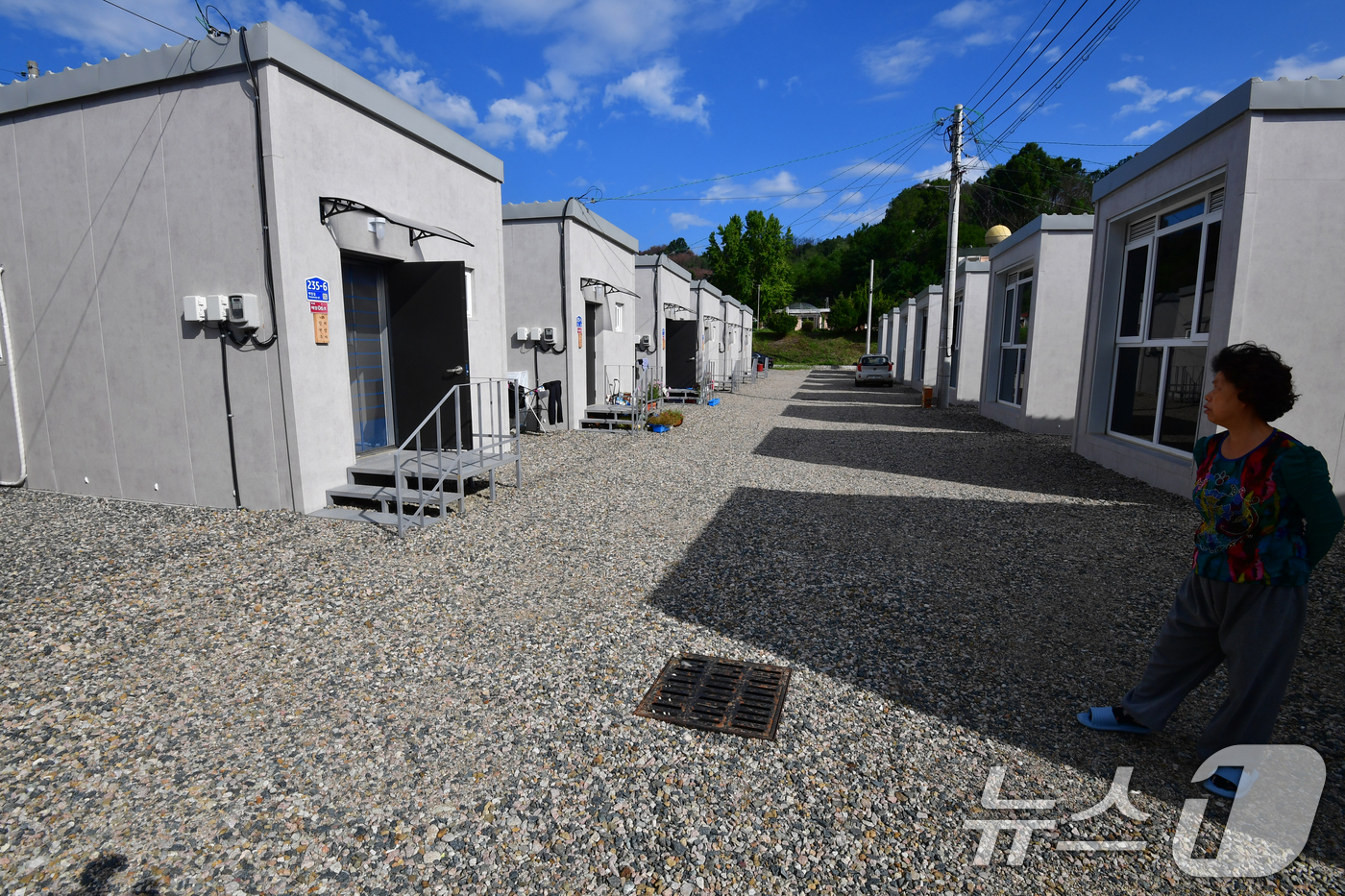 (영덕=뉴스1) 최창호 기자 = 16일 경북 영덕 산불 피해지역인 매정리 마을 공터에 설치된 산불이재민 임시주택에서 이재민이 무거운 발길을 옮기고 있다.영덕 산불은 올 3월 22일 …