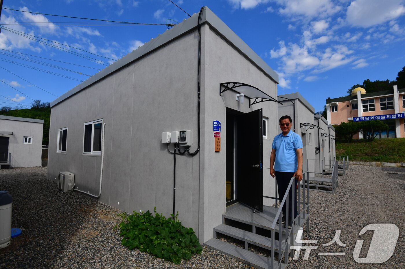본문 이미지 - 16일 경북 영덕 괴물산불 피해지역인 매정리 마을 공터에 설치된 산불이재민 임시주택에서 매정교회 김계주 담임목사가 주민들과 인사를 나누고 있다.  2025.9.16/뉴스1 ⓒ News1 최창호 기자