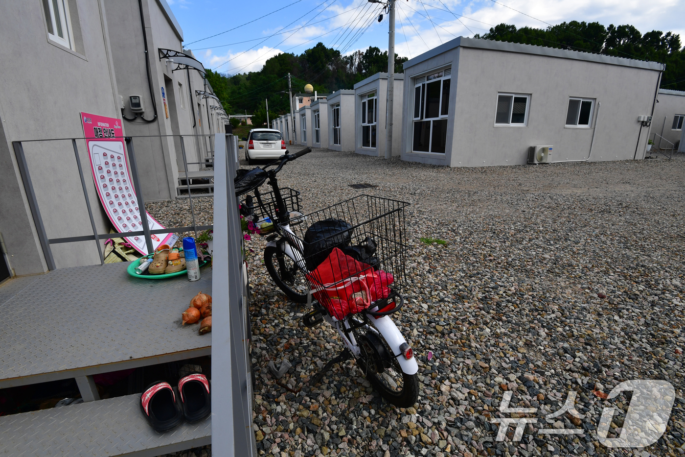 (영덕=뉴스1) 최창호 기자 = 16일 경북 영덕 산불 피해지역인 매정리 마을 공터에 설치된 산불이재민 임시주택에 주민들의 발길이 끊어져 한산하다.영덕 산불은 올 3월 22일 경북 …