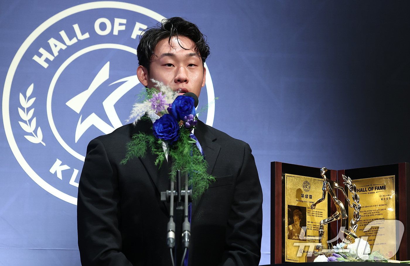 (서울=뉴스1) 김성진 기자 = 전 축구선수 유상철의 아들 유선우 씨가 16일 서울 종로구 아산정책연구원에서 열린 제2회 K리그 명예의 전당 헌액식에서 아버지 유상철의 명예의 전당 …