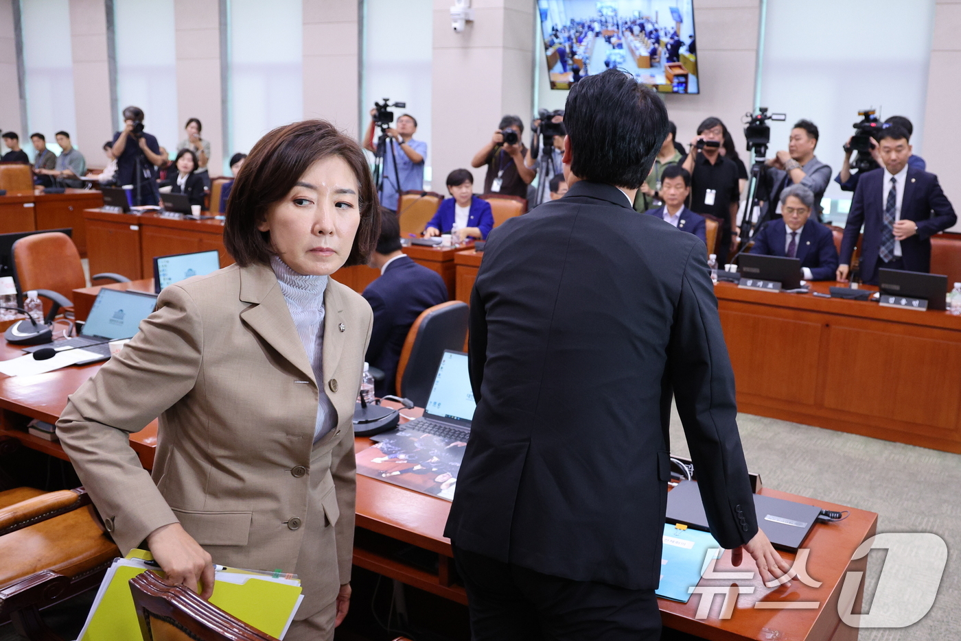 (서울=뉴스1) 신웅수 기자 = 나경원 국민의힘 의원이 16일 오후 서울 여의도 국회에서 열린 법제사법위원회 전체회의에서 간사 선임의 건을 무기명 투표에 부치자 이에 반발해 퇴장하 …