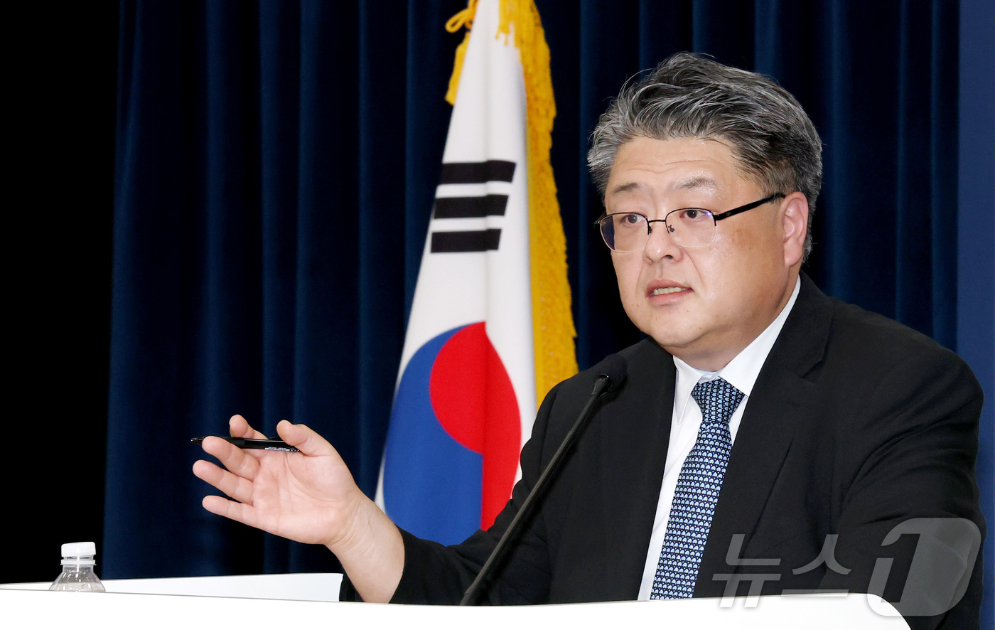 (세종=뉴스1) 김기남 기자 = 천지윤 인사혁신처 윤리복무국장이 16일 세종시 정부세종청사 중앙동에서 공무원의 중대 비위에 대해 강화된 징계기준 신설 등을 주요 골자로 하는 '공무 …