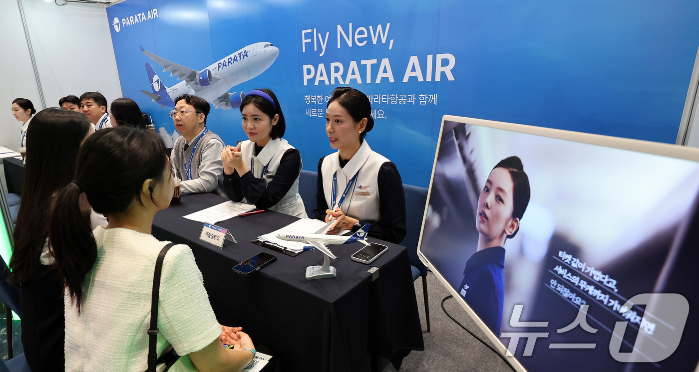 (서울=뉴스1) 박지혜 기자 = 16일 서울 코엑스 마곡 르웨스트홀에서 열린 제8회 항공산업 잡페어(Job Fair)를 찾은 구직자들이 상담을 받고 있다.올해로 8회째를 맞는 20 …