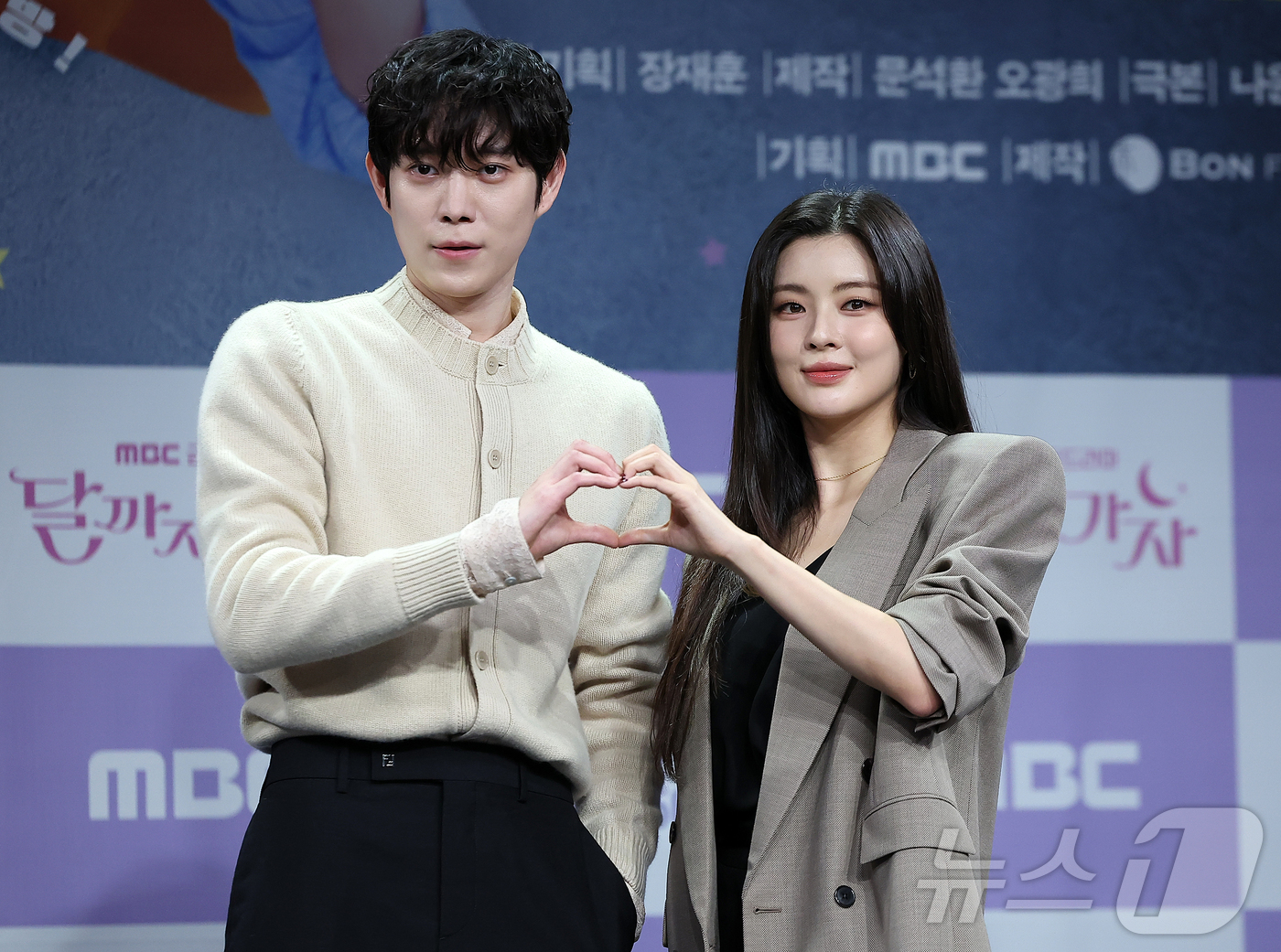 (서울=뉴스1) 김진환 기자 = 배우 김영대와 이선빈이 16일 서울 마포구 상암동 MBC 골든마우스홀에서 진행된 새 금토드라마 '달까지 가자' 제작발표회에 참석해 포즈를 취하고 있 …