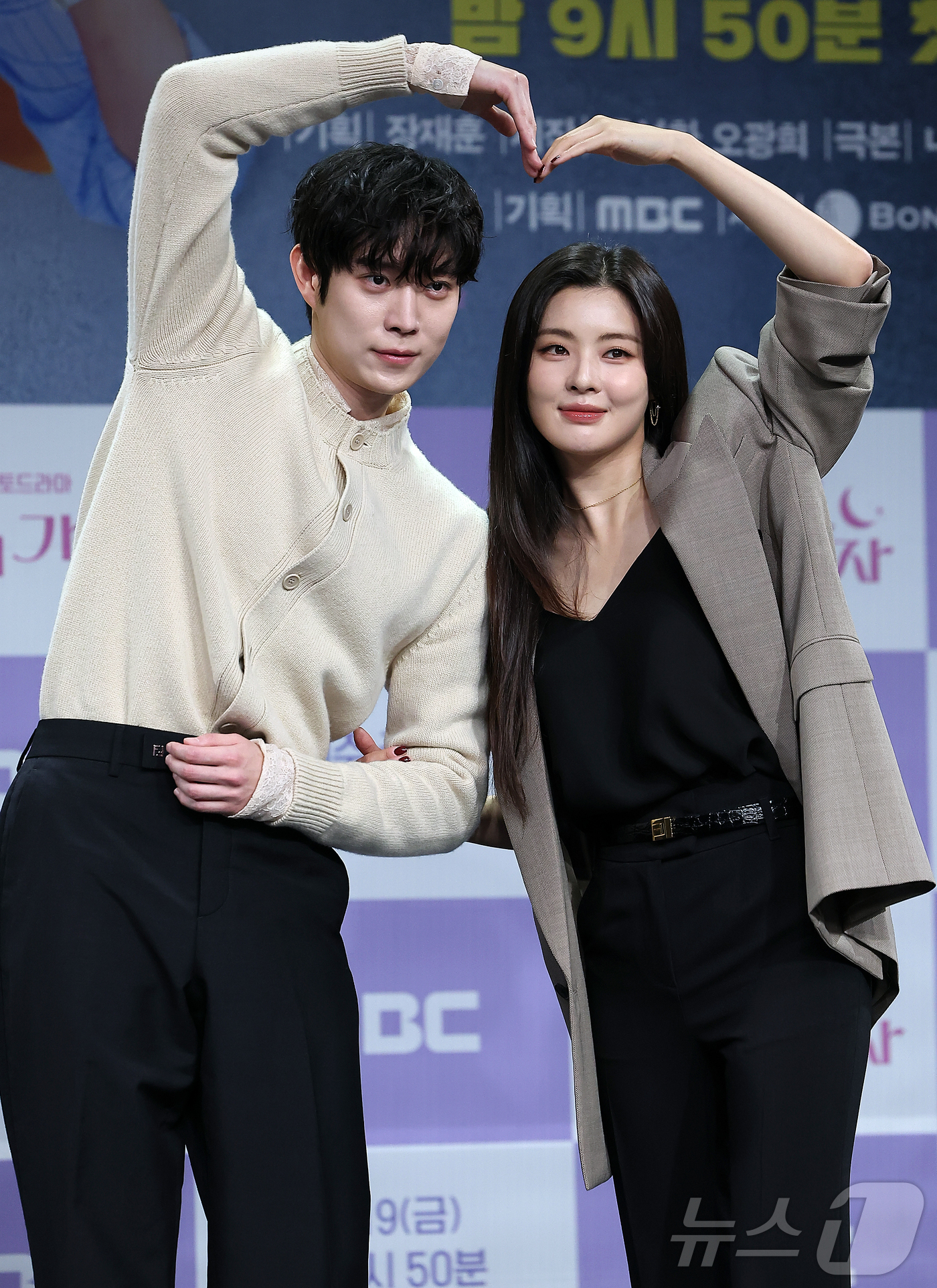 (서울=뉴스1) 김진환 기자 = 배우 김영대와 이선빈이 16일 서울 마포구 상암동 MBC 골든마우스홀에서 진행된 새 금토드라마 '달까지 가자' 제작발표회에 참석해 포즈를 취하고 있 …