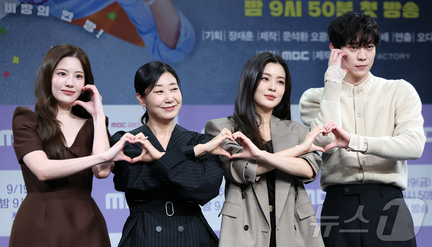 (서울=뉴스1) 김진환 기자 = 배우 조아람(왼쪽부터), 라미란, 이선빈, 김영대가 16일 서울 마포구 상암동 MBC 골든마우스홀에서 진행된 새 금토드라마 '달까지 가자' 제작발표 …