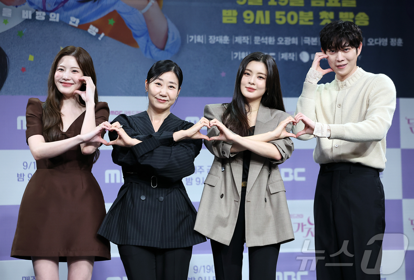 (서울=뉴스1) 김진환 기자 = 배우 조아람(왼쪽부터), 라미란, 이선빈, 김영대가 16일 서울 마포구 상암동 MBC 골든마우스홀에서 진행된 새 금토드라마 '달까지 가자' 제작발표 …