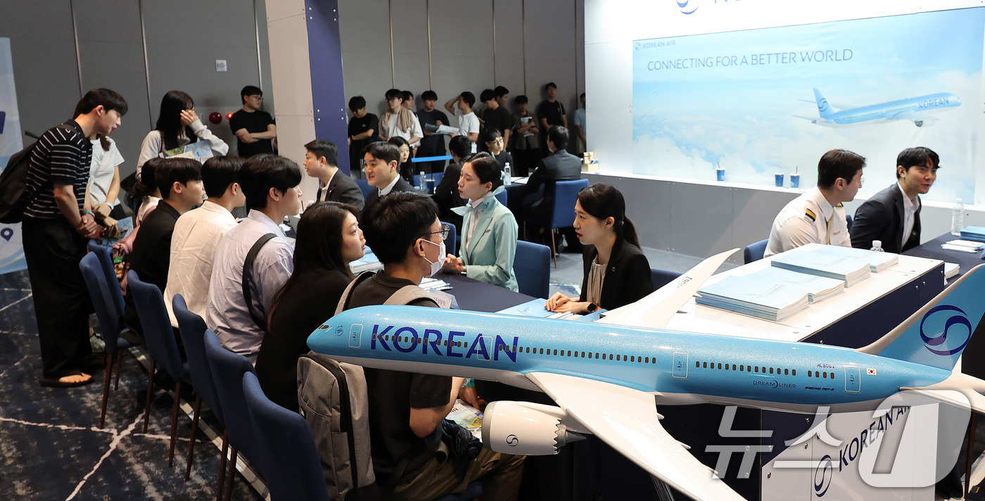 (서울=뉴스1) 박지혜 기자 = 16일 서울 코엑스 마곡 르웨스트홀에서 열린 제8회 항공산업 잡페어(Job Fair)를 찾은 구직자들이 상담을 받고 있다.올해로 8회째를 맞는 20 …