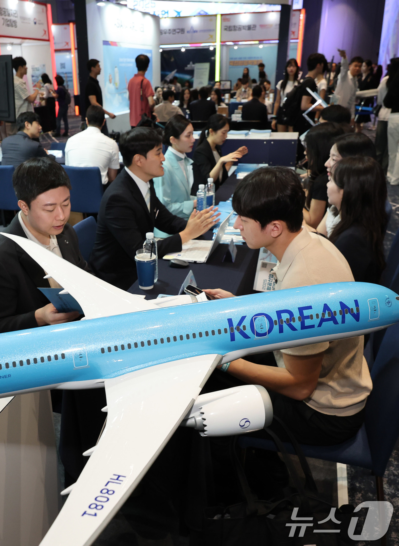(서울=뉴스1) 박지혜 기자 = 16일 서울 코엑스 마곡 르웨스트홀에서 열린 제8회 항공산업 잡페어(Job Fair)를 찾은 구직자들이 상담을 받고 있다.올해로 8회째를 맞는 20 …
