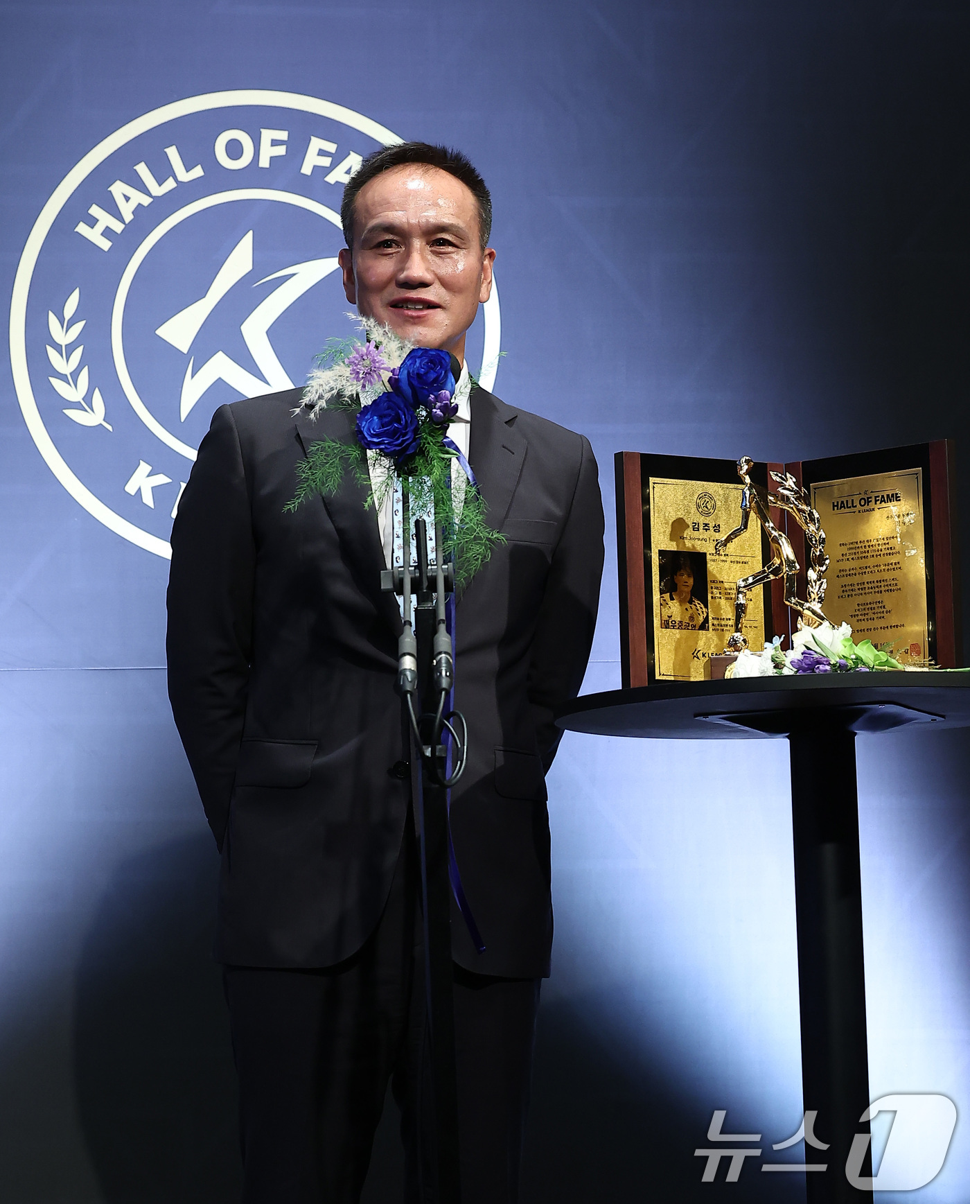 (서울=뉴스1) 김성진 기자 = 전 축구선수 김주성이 16일 서울 종로구 아산정책연구원에서 열린 제2회 K리그 명예의 전당 헌액식에서 헌액 소감을 전하고 있다. 2025.9.16/ …