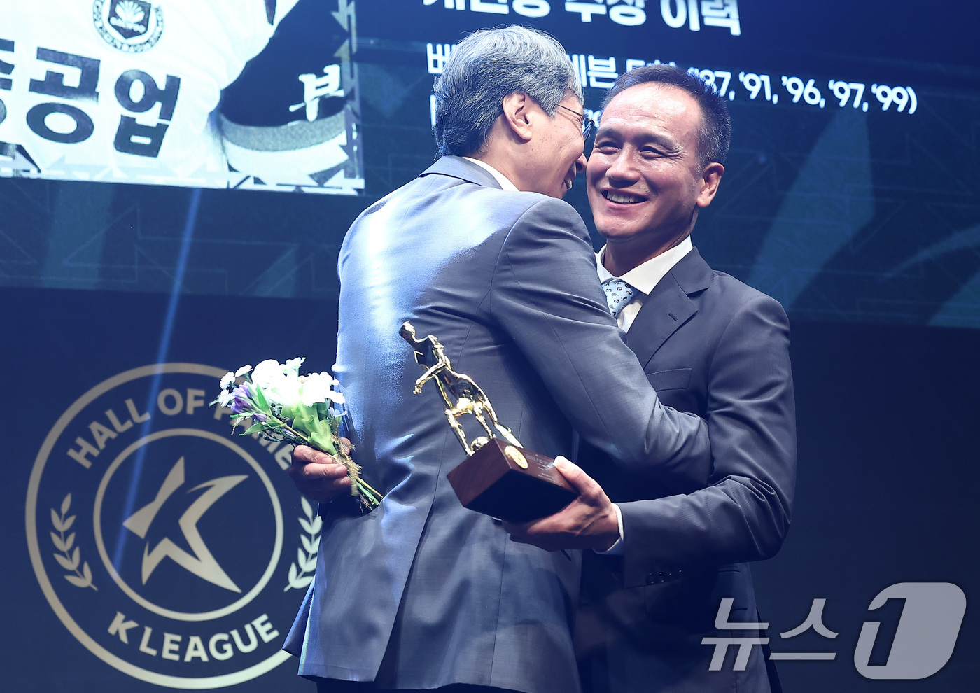 (서울=뉴스1) 김성진 기자 = 전 축구선수 김주성이 16일 서울 종로구 아산정책연구원에서 열린 제2회 K리그 명예의 전당 헌액식에서 최순호 수원FC 단장의 축하를 받고 있다. 2 …