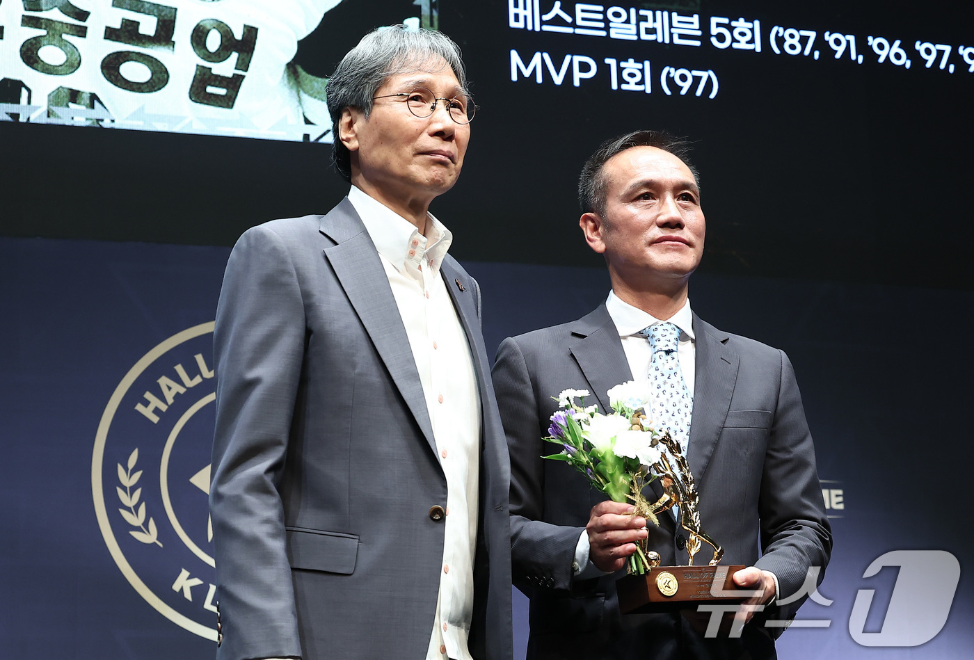 (서울=뉴스1) 김성진 기자 = 전 축구선수 김주성이 16일 서울 종로구 아산정책연구원에서 열린 제2회 K리그 명예의 전당 헌액식에서 트로피를 받은 후 최순호 수원FC 단장과 기념 …