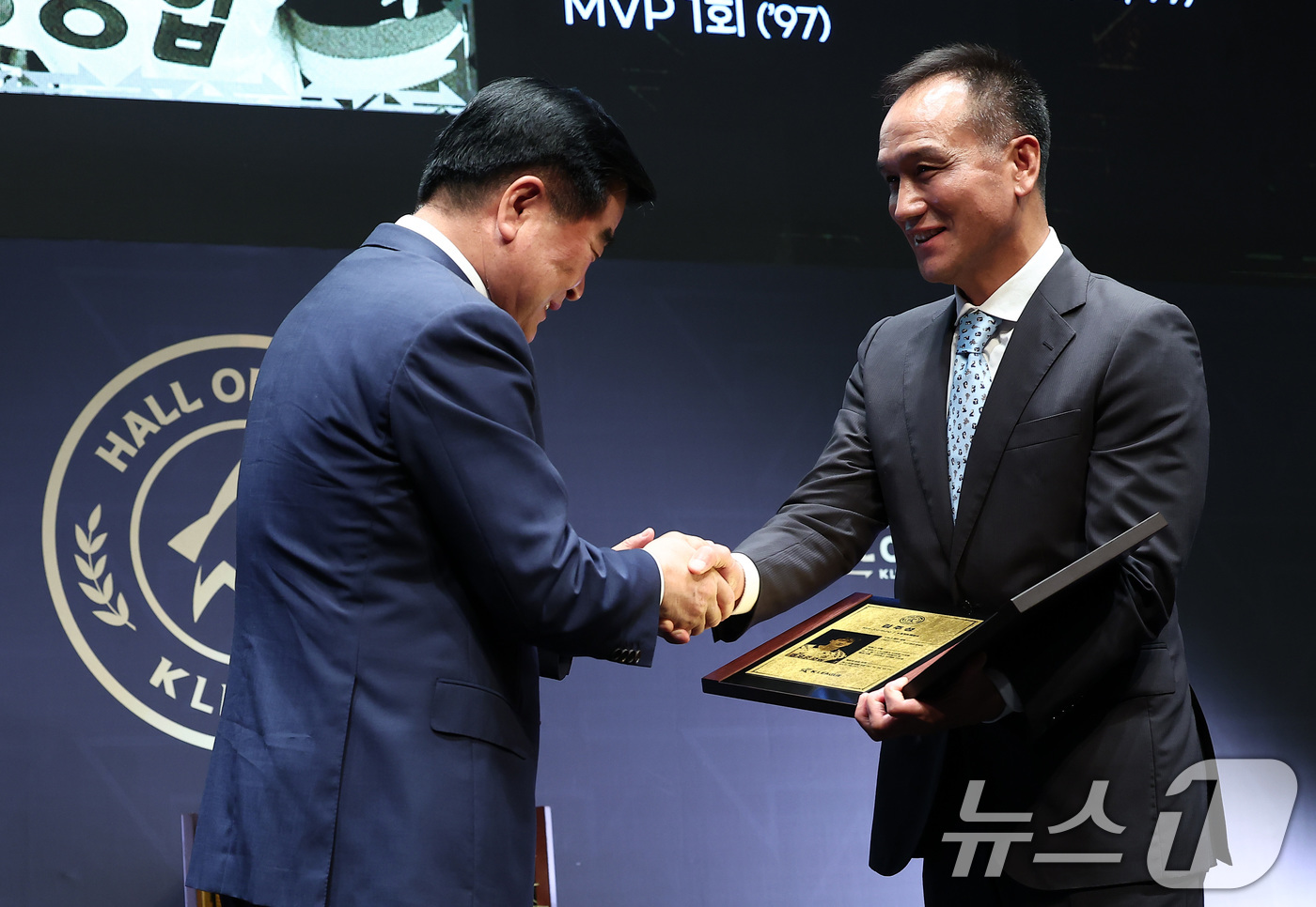 (서울=뉴스1) 김성진 기자 = 전 축구선수 김주성이 16일 서울 종로구 아산정책연구원에서 열린 제2회 K리그 명예의 전당 헌액식에서 권오갑 한국프로축구연맹 총재로부터 헌액증서를 …
