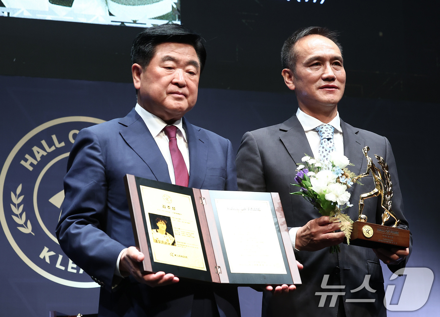 (서울=뉴스1) 김성진 기자 = 전 축구선수 김주성이 16일 서울 종로구 아산정책연구원에서 열린 제2회 K리그 명예의 전당 헌액식에서  권오갑 한국프로축구연맹 총재로부터 헌액증서를 …