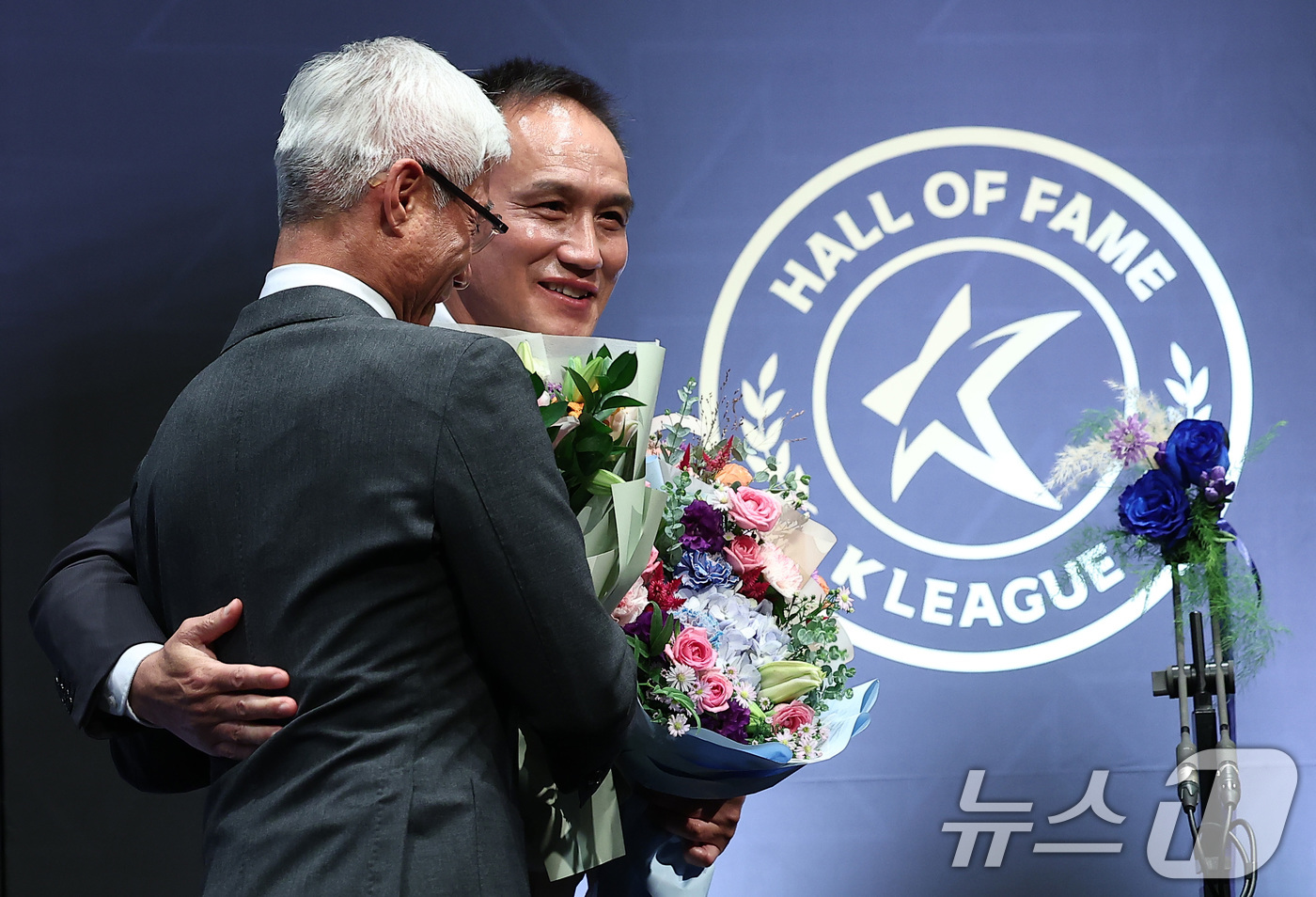 (서울=뉴스1) 김성진 기자 = 전 축구선수 김주성이 16일 서울 종로구 아산정책연구원에서 열린 제2회 K리그 명예의 전당 헌액식에서 박경훈 수원 삼성 단장에게 축하를 받고 있다. …