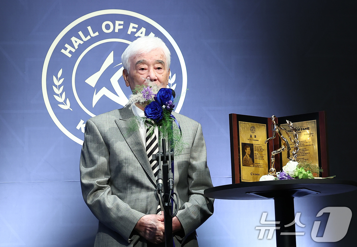 (서울=뉴스1) 김성진 기자 = 김호 감독이 16일 서울 종로구 아산정책연구원에서 열린 제2회 K리그 명예의 전당 헌액식에서 지도자 부문에 헌액된 후 소감을 전하고 있다. 2025 …