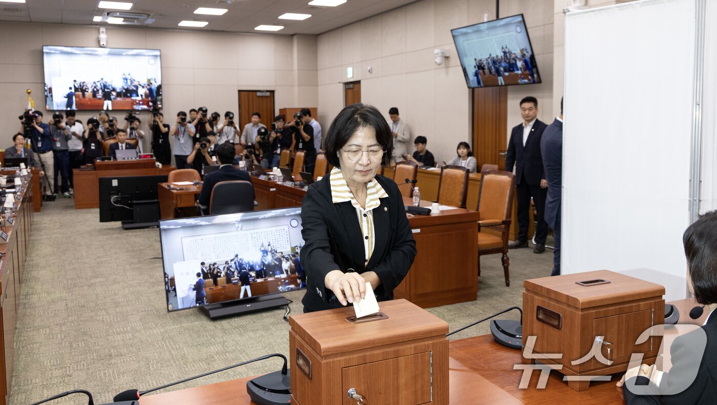 본문 이미지 - 추미애 국회 법제사법위원장이 16일 서울 여의도 국회에서 제429회국회&#40;정기회&#41; 법제사법위원회 제4차 전체회의에서 나경원 국민의힘 의원 간사 선임의 건과 관련해 무기명 투표를 하고 있다. 이날 나경원 의원 법사위 간사 선임의 건은 국민의힘 위원들의 불참 속에 무기명 투표로 진행됐다. 2025.9.16/뉴스1 ⓒ News1 이승배 기자