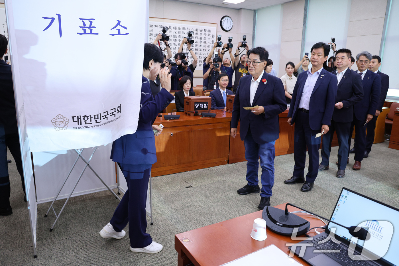 (서울=뉴스1) 신웅수 기자 = 더불어민주당 의원들이 16일 오후 서울 여의도 국회에서 열린 법제사법위원회 전체회의에서 나경원 국민의힘 간사 선임에 대한 건을 투표하고 있다. 20 …