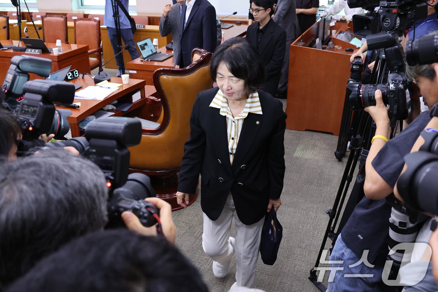 본문 이미지 - 추미애 국회 법제사법위원장이 16일 오후 서울 여의도 국회에서 열린 법제사법위원회 전체회의에서 나경원 국민의힘 간사 선임에 대한 건을 부결한 후 회의장을 나서고 있다. 2025.9.16/뉴스1 ⓒ News1 신웅수 기자
