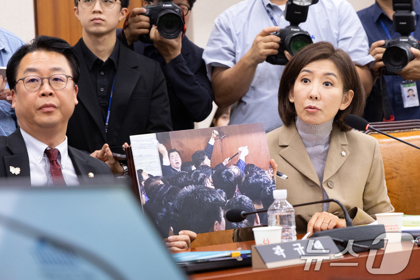 (서울=뉴스1) 이승배 기자 = 16일 서울 여의도 국회에서 열린 제429회국회(정기회) 법제사법위원회 제4차 전체회의에서 나경원 의원을 비롯한 국민의힘 법사위원들이 간사 선임의 …