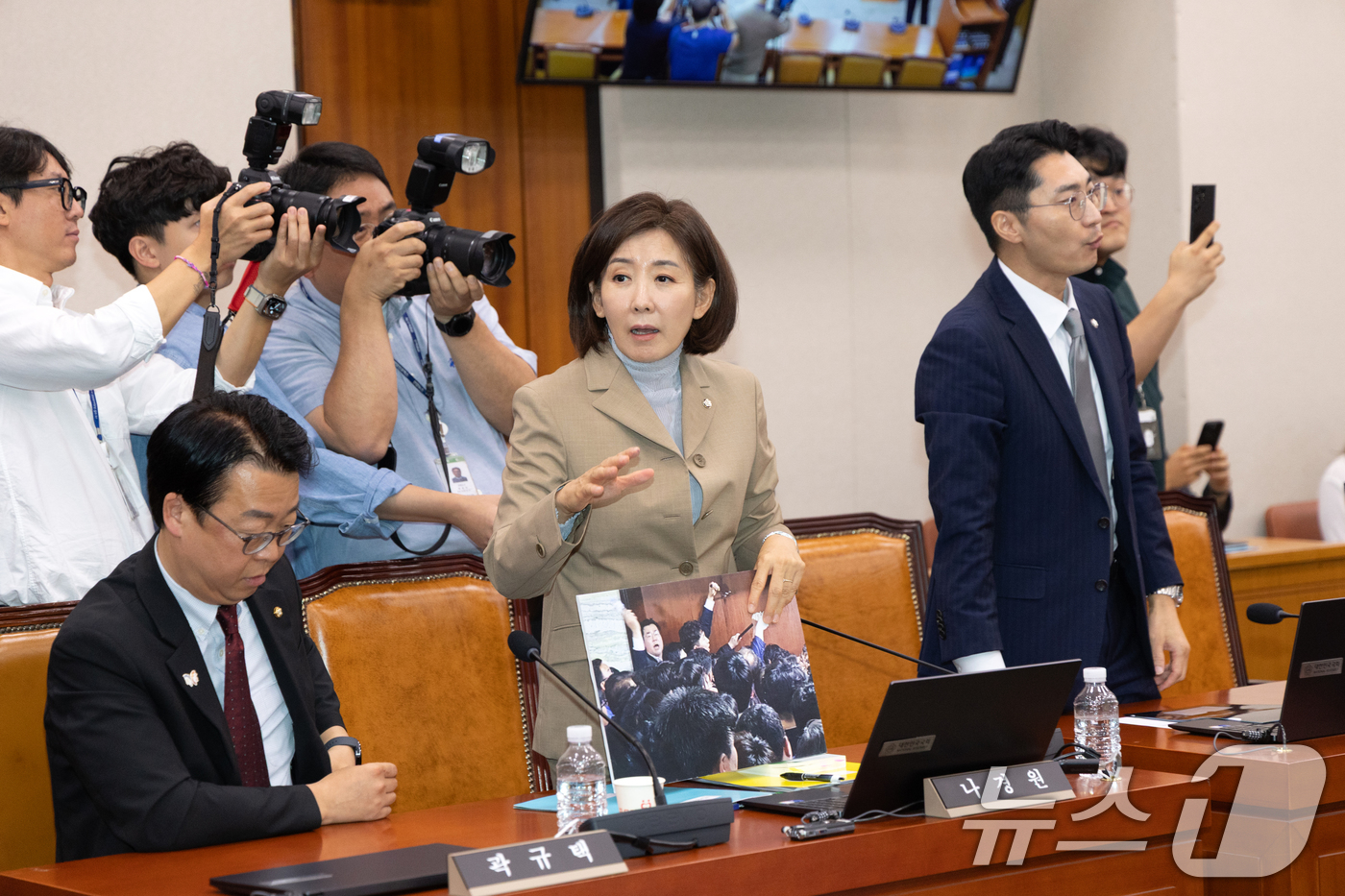 (서울=뉴스1) 이승배 기자 = 16일 서울 여의도 국회에서 열린 제429회국회(정기회) 법제사법위원회 제4차 전체회의에서 나경원 의원을 비롯한 국민의힘 법사위원들이 간사 선임의 …