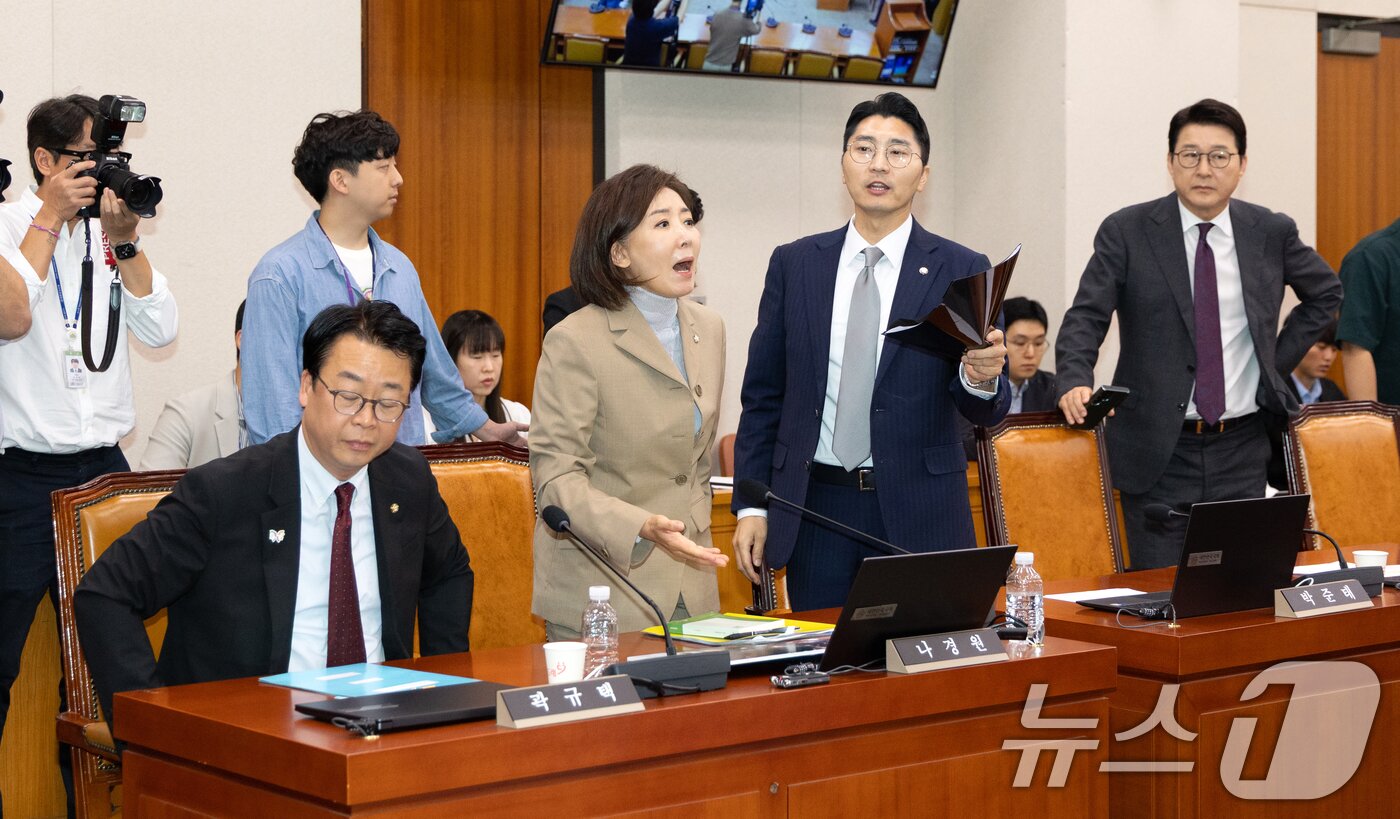 본문 이미지 - 16일 서울 여의도 국회에서 열린 제429회국회&#40;정기회&#41; 법제사법위원회 제4차 전체회의에서 나경원 의원을 비롯한 국민의힘 법사위원들이 간사 선임의 건과 관련해 항의하고 있다. 2025.9.16/뉴스1 ⓒ News1 이승배 기자