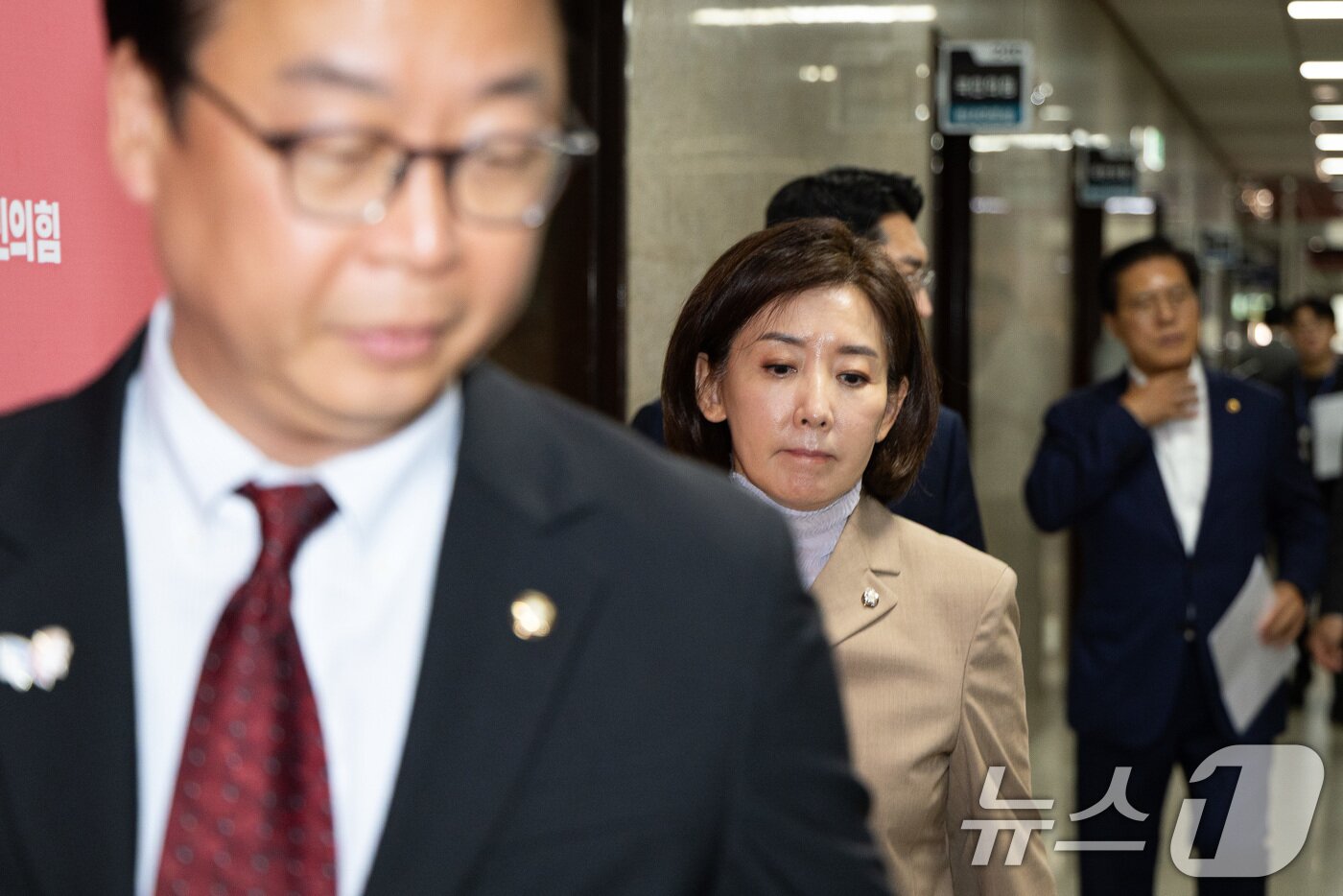 본문 이미지 - 국회 법제사법위원회 국민의힘 위원들이 16일 서울 여의도 국회에서 열린 법사위 전체회의에서 무기명 투표를 통해 나경원 국민의힘 의원의 국민의힘 간사 선임의 건이 부결되자 기자회견을 위해 이동하고 있다. 왼쪽부터 곽규택, 나경원, 박준태, 송석준 의원. 2025.9.16/뉴스1 ⓒ News1 유승관 기자