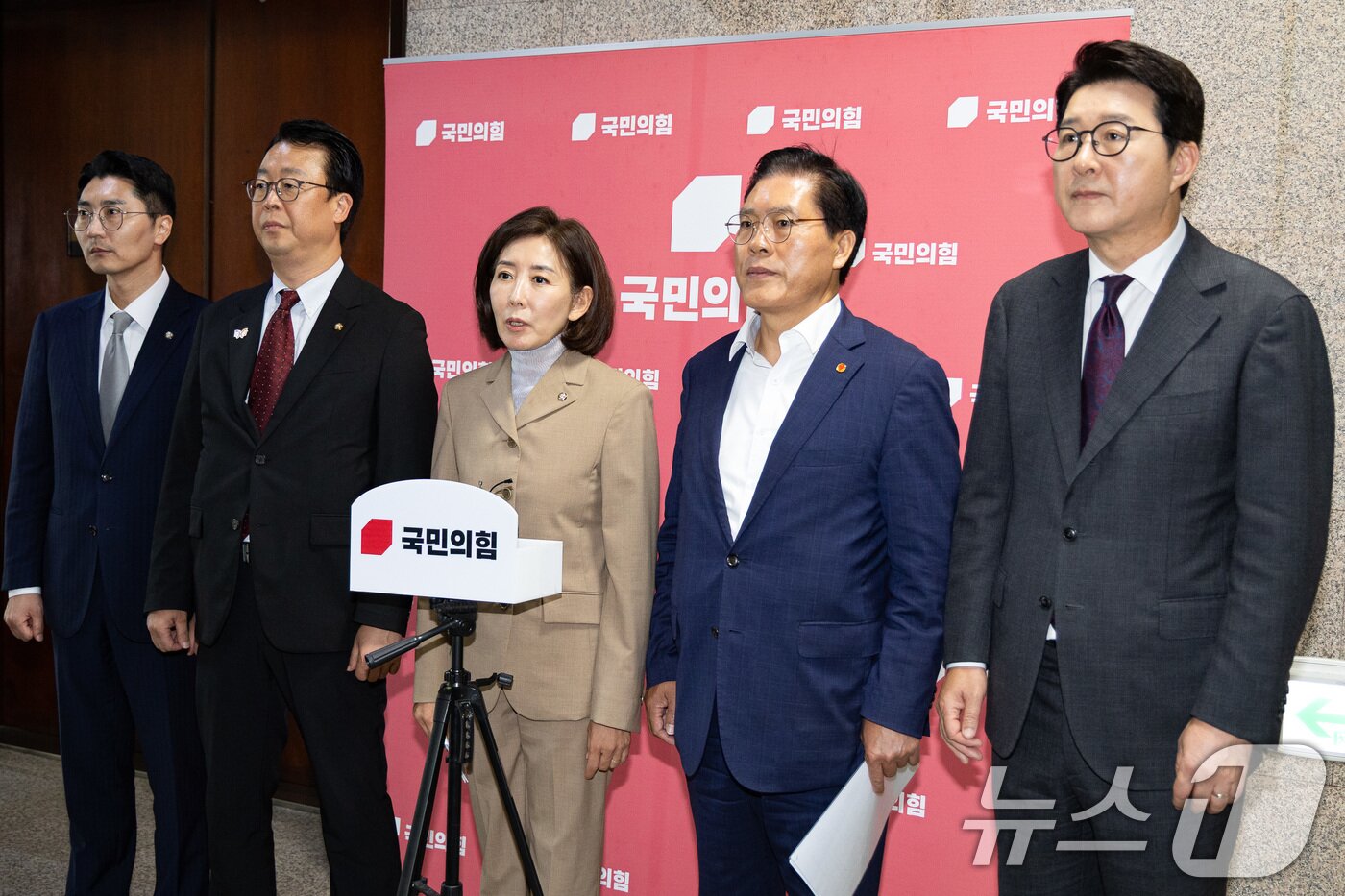 본문 이미지 - 국회 법제사법위원회 국민의힘 위원들이 16일 서울 여의도 국회에서 열린 법사위 전체회의에서 무기명 투표를 통해 나경원 국민의힘 의원의 국민의힘 간사 선임의 건이 부결되자 기자회견을 하고 있다. 왼쪽부터 박준태, 곽규택, 나경원, 송석준, 신동욱 의원. 2025.9.16/뉴스1 ⓒ News1 유승관 기자