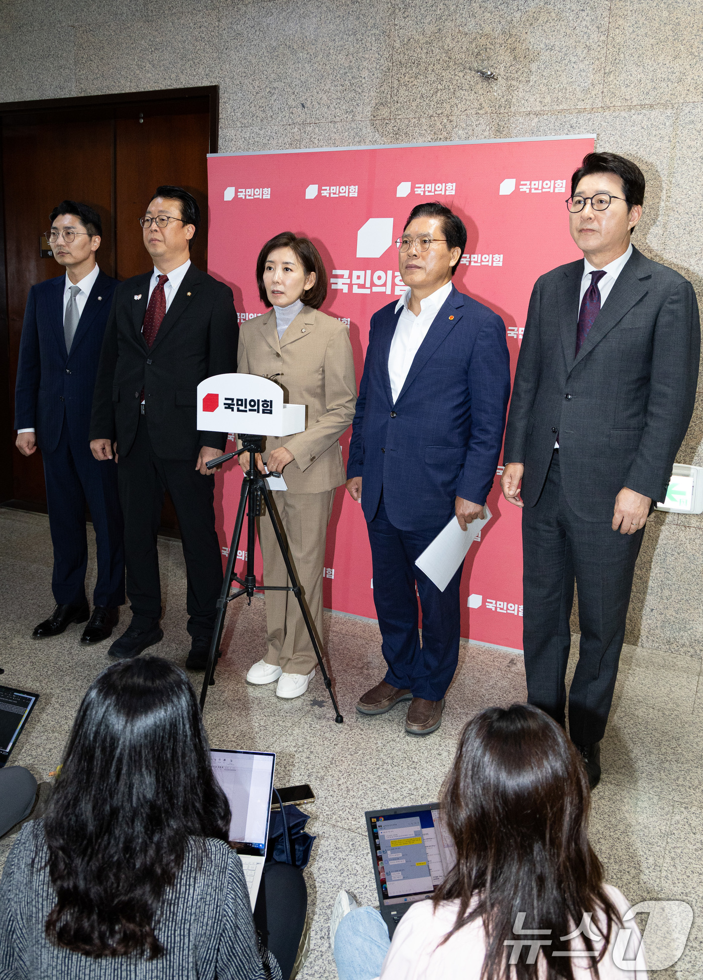 (서울=뉴스1) 유승관 기자 = 국회 법제사법위원회 국민의힘 위원들이 16일 서울 여의도 국회에서 열린 법사위 전체회의에서 무기명 투표를 통해 나경원 국민의힘 의원의 국민의힘 간사 …