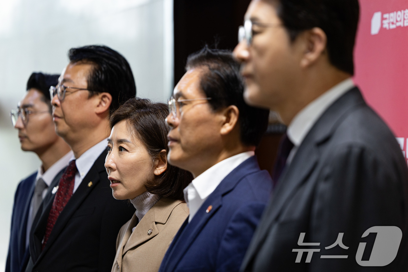 (서울=뉴스1) 유승관 기자 = 국회 법제사법위원회 국민의힘 위원들이 16일 서울 여의도 국회에서 열린 법사위 전체회의에서 무기명 투표를 통해 나경원 국민의힘 의원의 국민의힘 간사 …