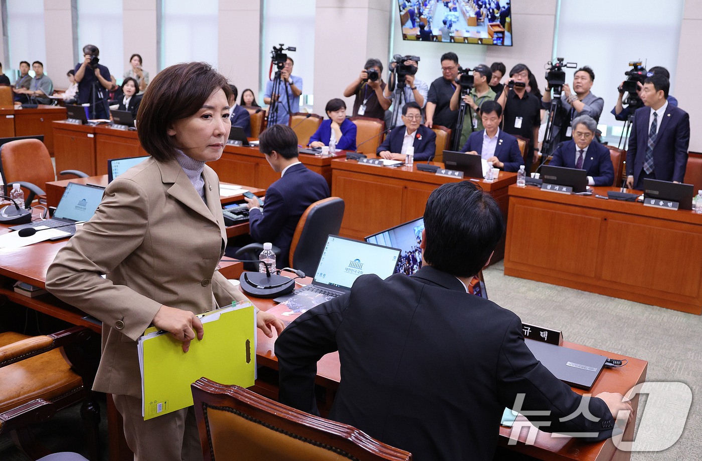 (서울=뉴스1) 신웅수 기자 = 나경원 국민의힘 의원이 16일 오후 서울 여의도 국회에서 열린 법제사법위원회 전체회의에서 간사 선임의 건을 무기명 투표에 부치자 이에 반발해 퇴장하 …