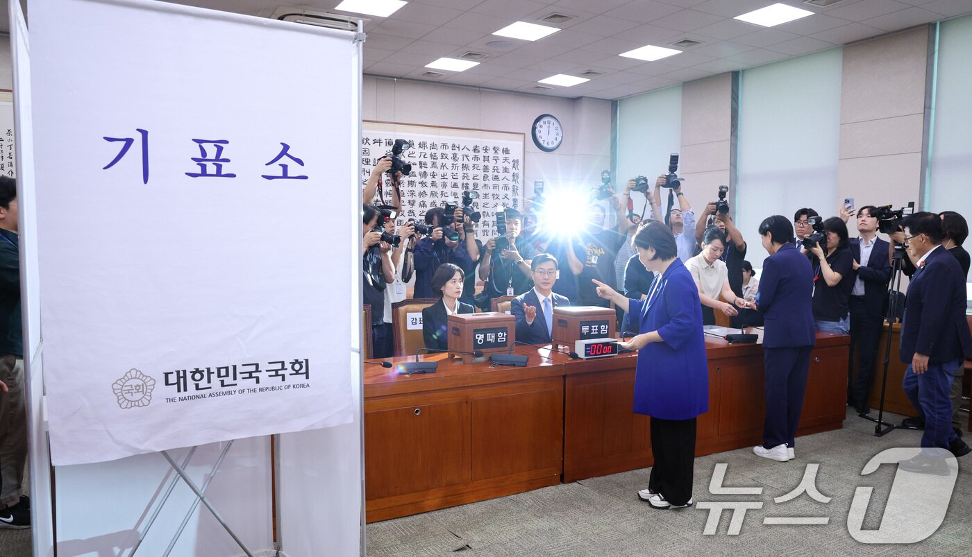 본문 이미지 - 16일 오후 서울 여의도 국회에서 열린 법제사법위원회 전체회의에서 의원들이 나경원 국민의힘 간사 선임에 대한 건을 투표하고 있다. 2025.9.16/뉴스1 ⓒ News1 신웅수 기자