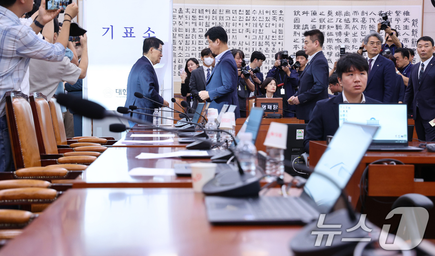 (서울=뉴스1) 신웅수 기자 = 더불어민주당 의원들이 16일 오후 서울 여의도 국회에서 열린 법제사법위원회 전체회의에서 나경원 국민의힘 간사 선임에 대한 건을 투표하고 있다. 20 …