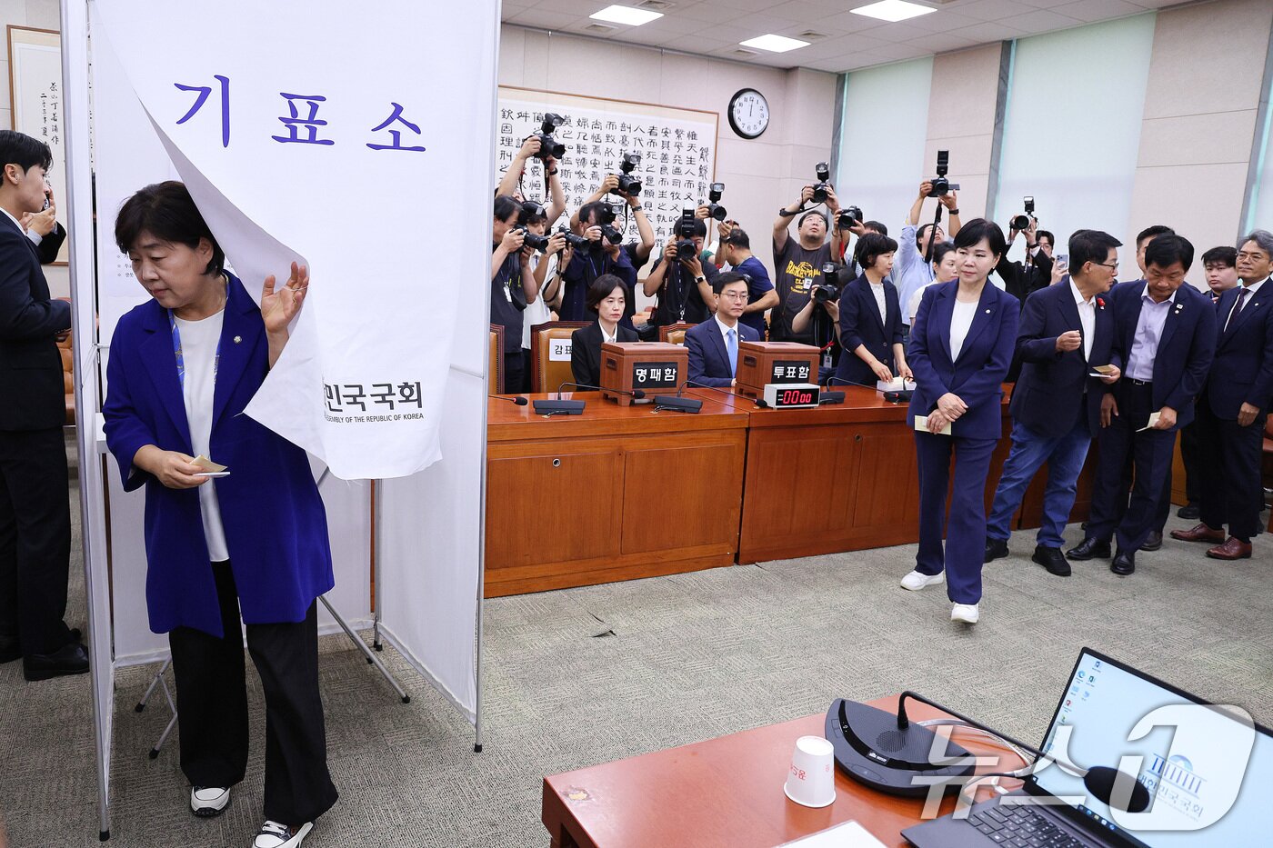 본문 이미지 - 16일 오후 서울 여의도 국회에서 열린 법제사법위원회 전체회의에서 의원들이 나경원 국민의힘 간사 선임에 대한 건을 투표하고 있다. 2025.9.16/뉴스1 ⓒ News1 신웅수 기자