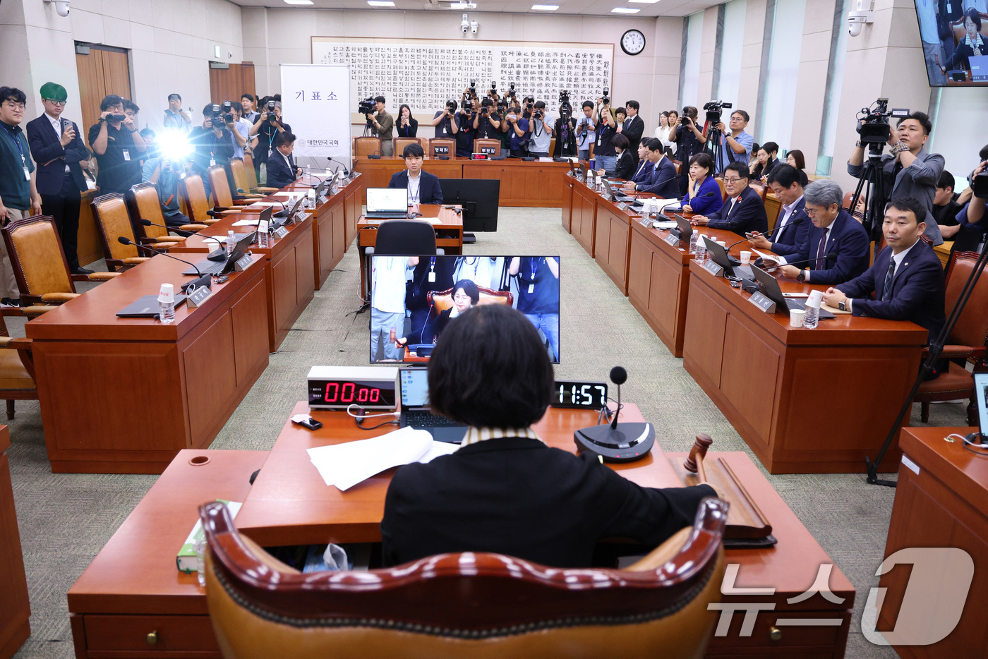 (서울=뉴스1) 신웅수 기자 = 추미애 국회 법제사법위원장이 16일 오후 서울 여의도 국회에서 열린 법제사법위원회 전체회의에서 나경원 국민의힘 간사 선임에 대한 건을 상정하고 있다 …