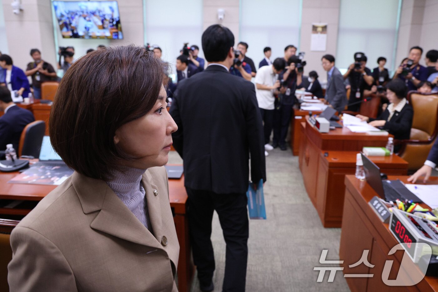 본문 이미지 - 나경원 국민의힘 의원이 16일 오후 서울 여의도 국회에서 열린 법제사법위원회 전체회의에서 간사 선임의 건을 무기명 투표에 부치자 이에 반발해 퇴장하고 있다. 2025.9.16/뉴스1 ⓒ News1 신웅수 기자